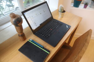 alt "desk and computer"