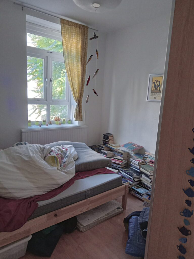 alt="untidy bedroom"