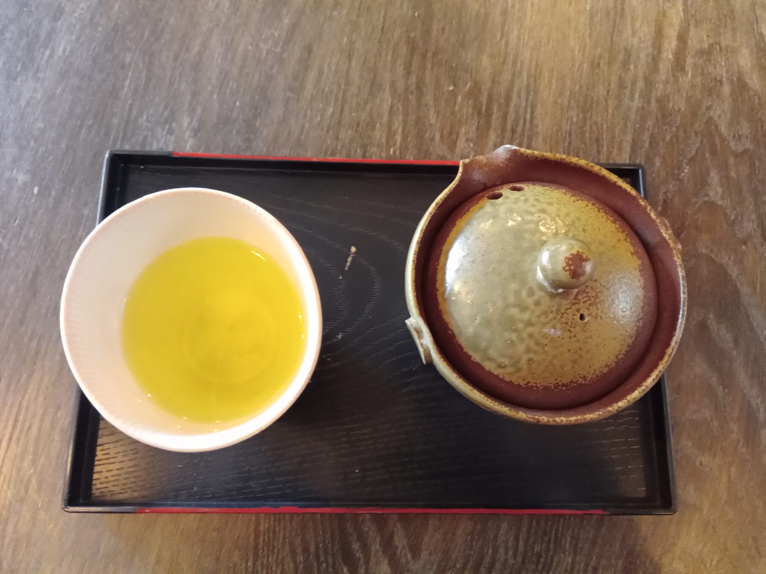 Black tray with tea cup and Shiboridashi 