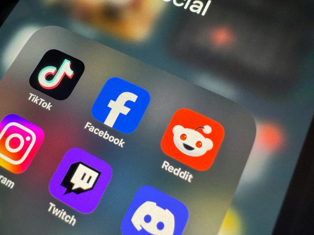 Smartphone screen showing icons for Facebook, Tiktok and others