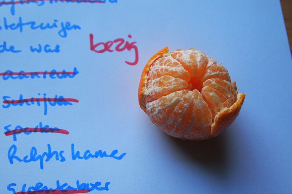 Handwritten to do list with tangerine